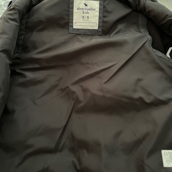 NWOT Abercrombie Kids Puffy Vest. Grey. Size 15/16. - Picture 15 of 17